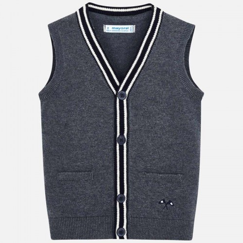 Kamizelka jako element odświętnego ubioru chłopca